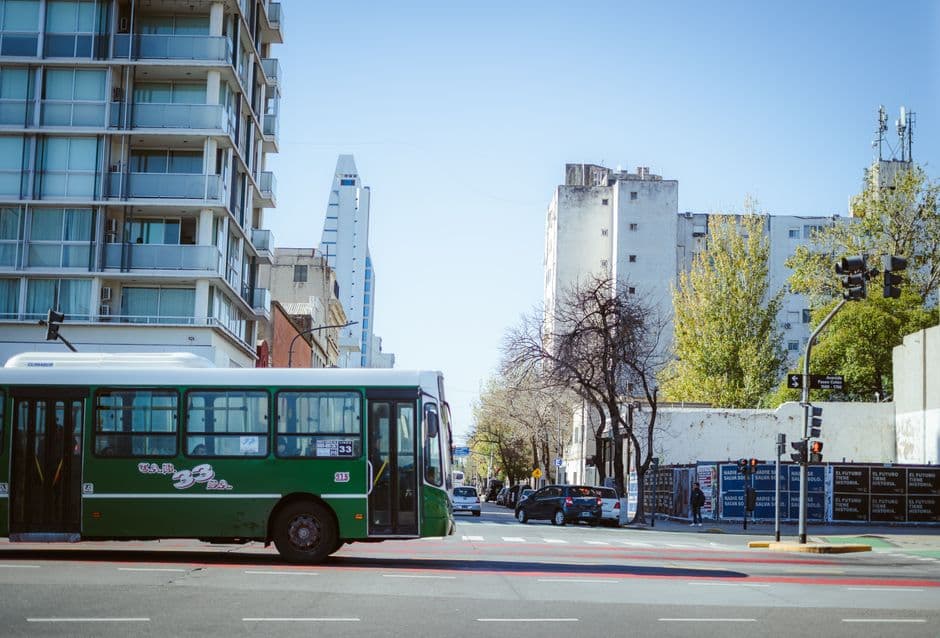 Autobús público circulando por una calle de la ciudad, en el chat de Glew