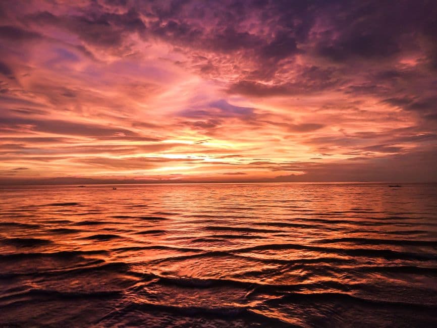 Un lago tranquilo bajo un cielo nublado al atardecer, en el chat de Villanueva