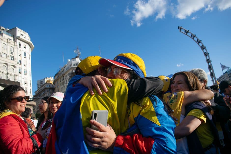 Celebración de la libertad en una reunión al aire libre, en el chat de Independencia
