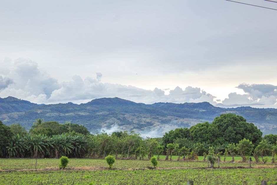 Terreno con montañas al fondo, en el chat de Orito