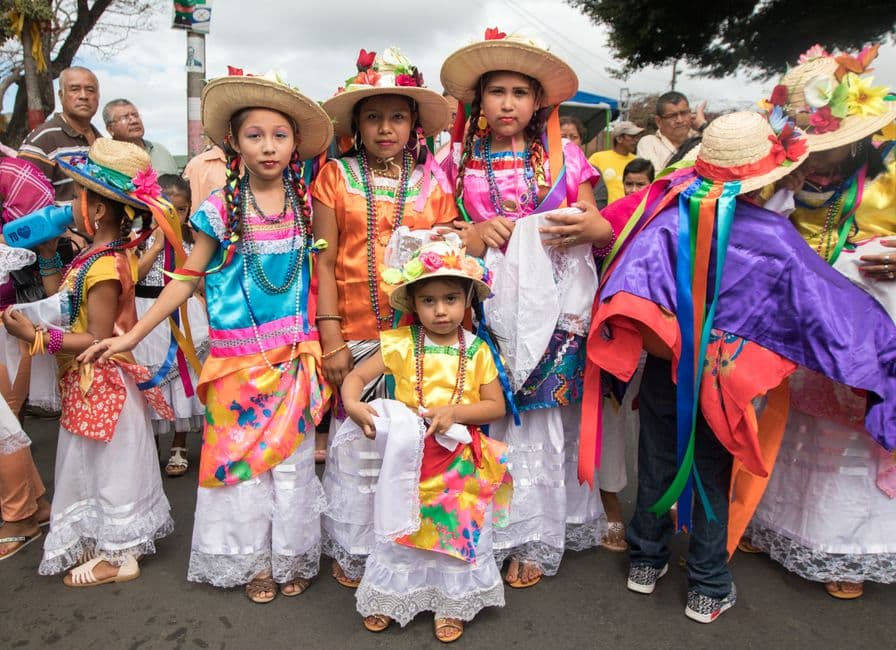 Niñas con trajes de fiesta en un desfile, en el chat de Wiwilí de Jinotega