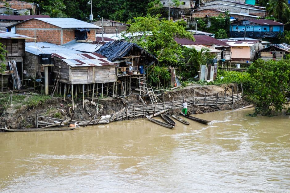 Casas antiguas junto a un río, en el chat de Puerto Boyacá