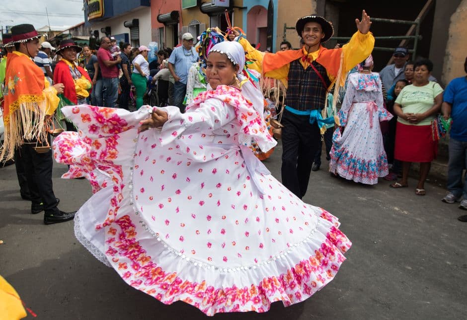 Mujer bailando en la calle, en la sala de chat de Tipitapa