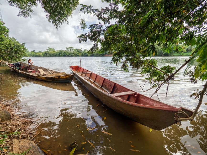 Barca de madera marrón sobre un río, en el chat de El Tuma - La Dalia