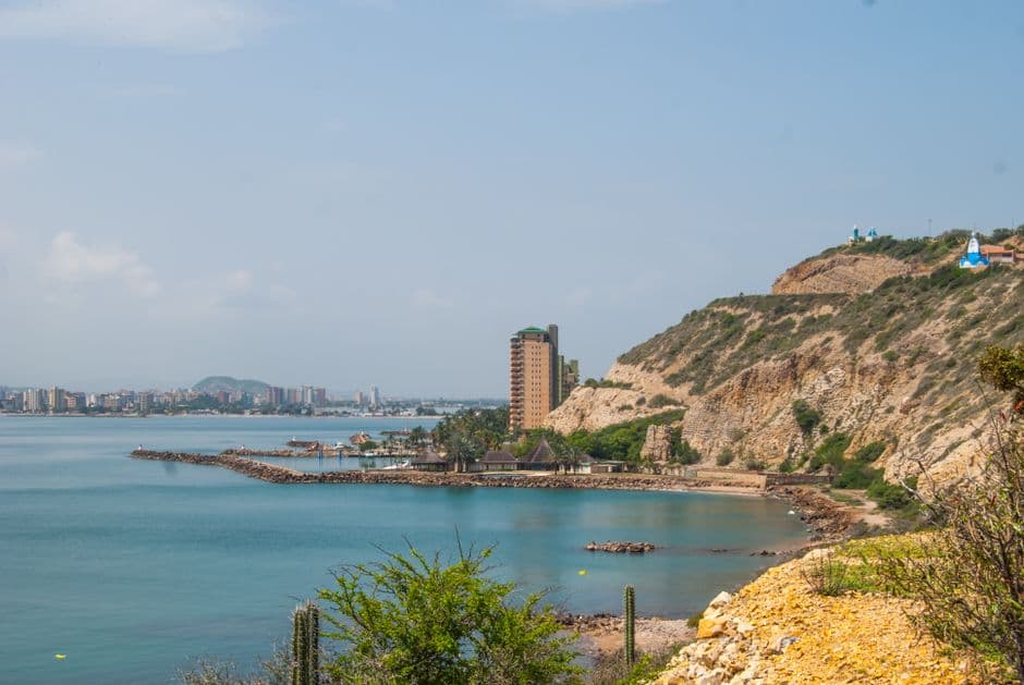 Vista del mar y de la ciudad desde una colina, en el chat de San Carlos del Zulia