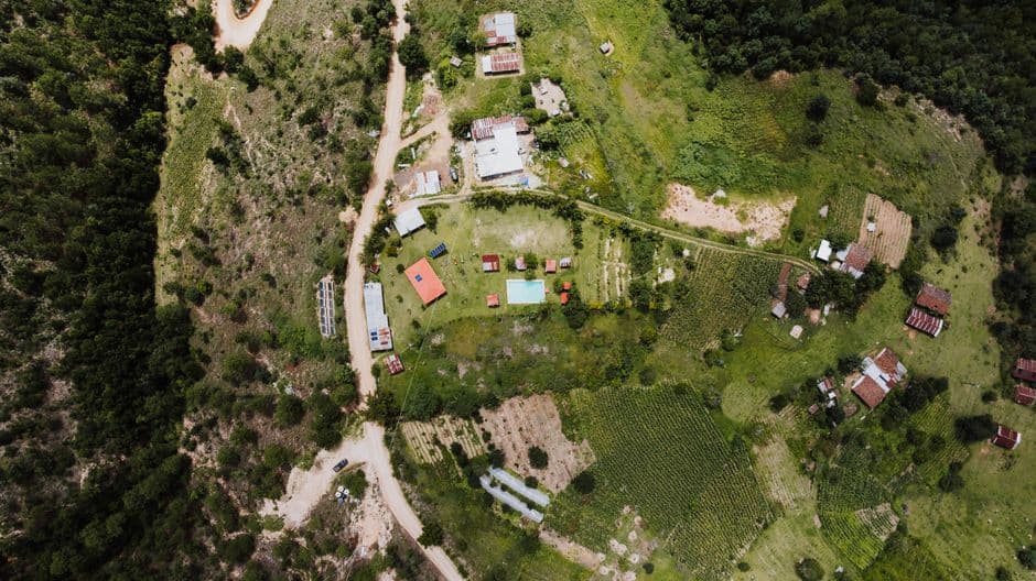 Vista aérea de una zona rural con una casa y un campo verde, en el chat de San Andrés Villa Seca
