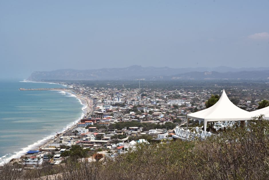 Vista costera con playa y acantilados, en el chat de Huaquillas