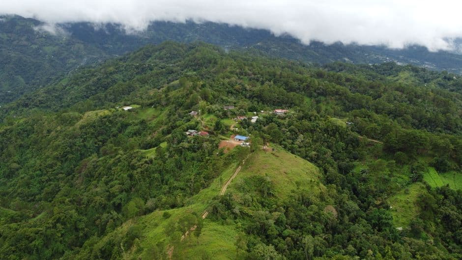 Panorama aéreo de un pueblo en una montaña verde, en el chat de Intibucá