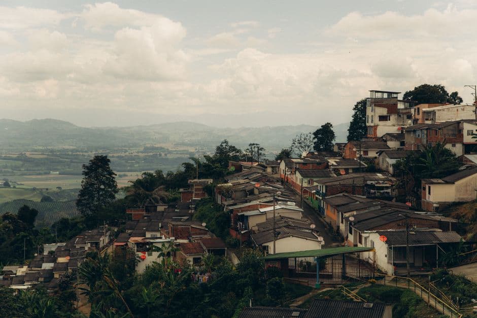Vista aérea de casas de la ciudad bajo un cielo nublado, en el chat de Leticia