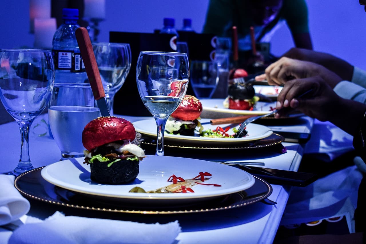 Plato de comida y copa de vino sobre la mesa, en el chat de Morazán Norte
