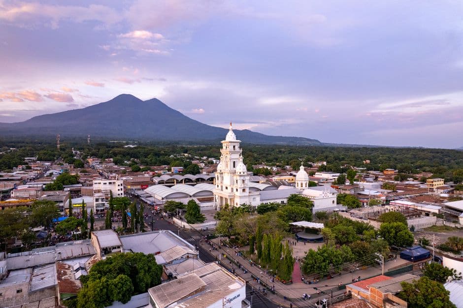 Vista aérea con un volcán y una iglesia, en el chat de Nahuizalco