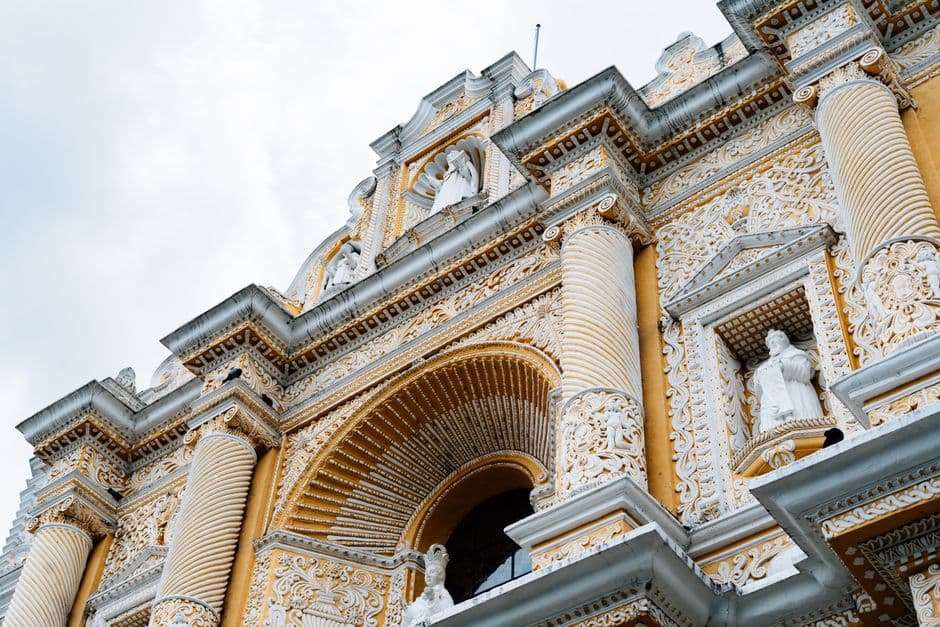 Detalles de la fachada de una iglesia, en el chat de San Agustín Acasaguastlán