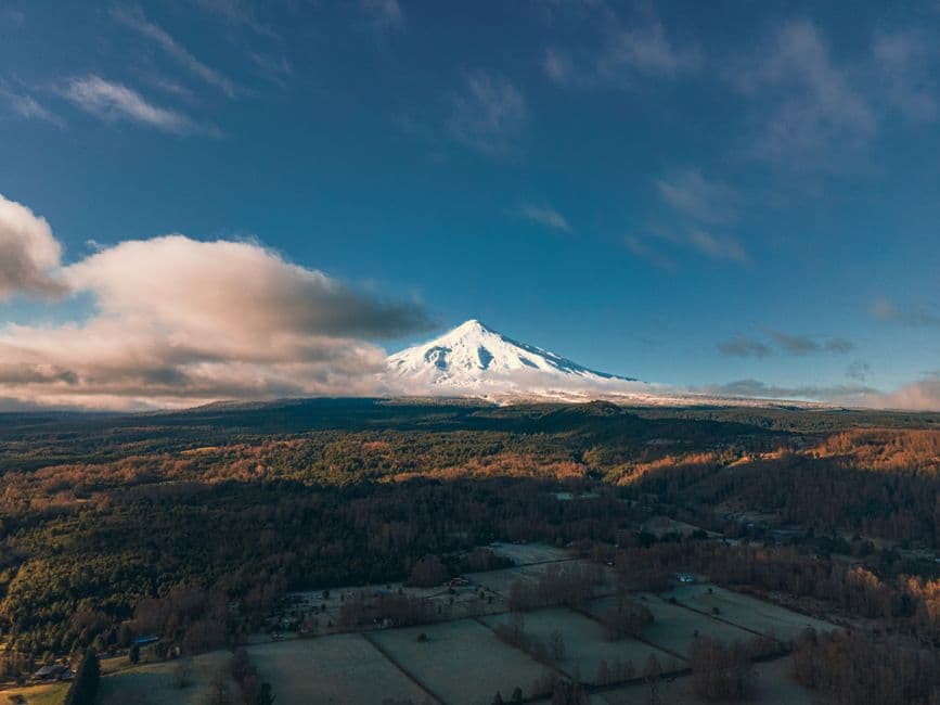 Mirador con una montaña nevada al fondo, en el chat de Villarrica