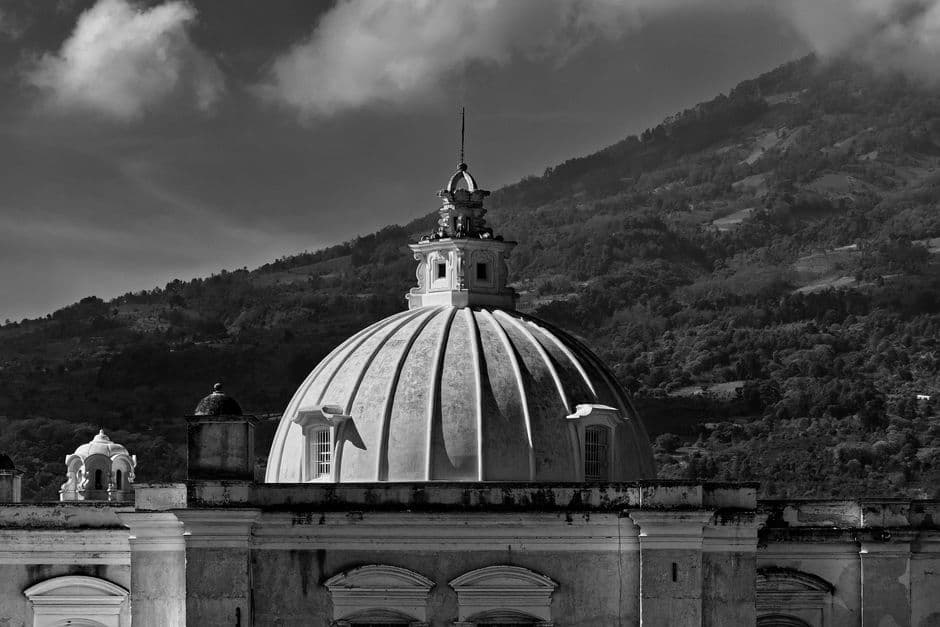 Edificio con cúpula en blanco y negro, en el chat de Sacapulas