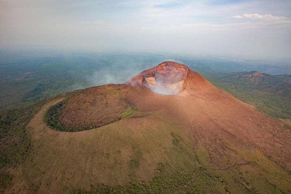 Montañas marrones y verdes bajo nubes blancas, en la sala de chat de Ciudad Sandino