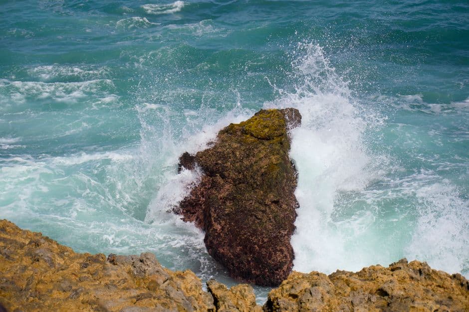 Olas rompiendo contra las rocas de la costa, en el chat de Santa Elena