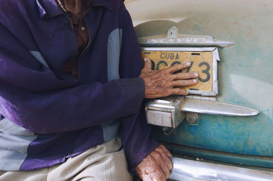Mano sobre una matrícula de coche, en la sala de chat de Guantánamo