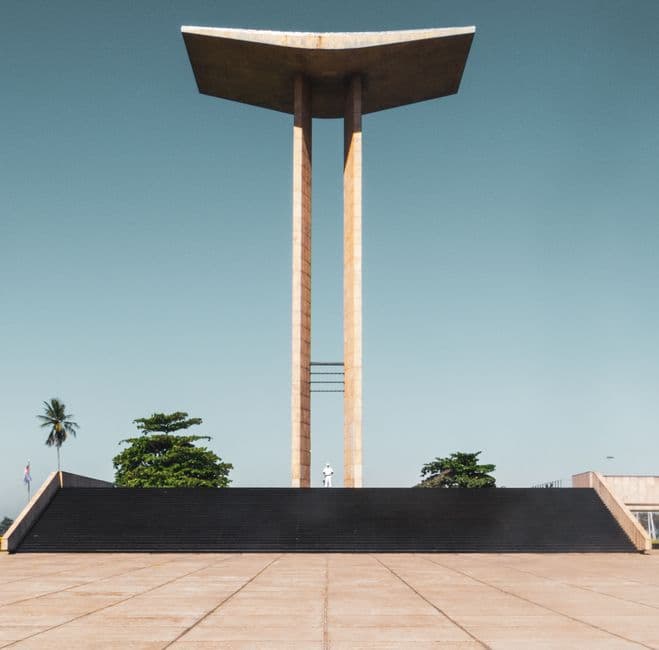 Edificio moderno en una plaza de la ciudad, en el chat de Julián Augusto Saldívar