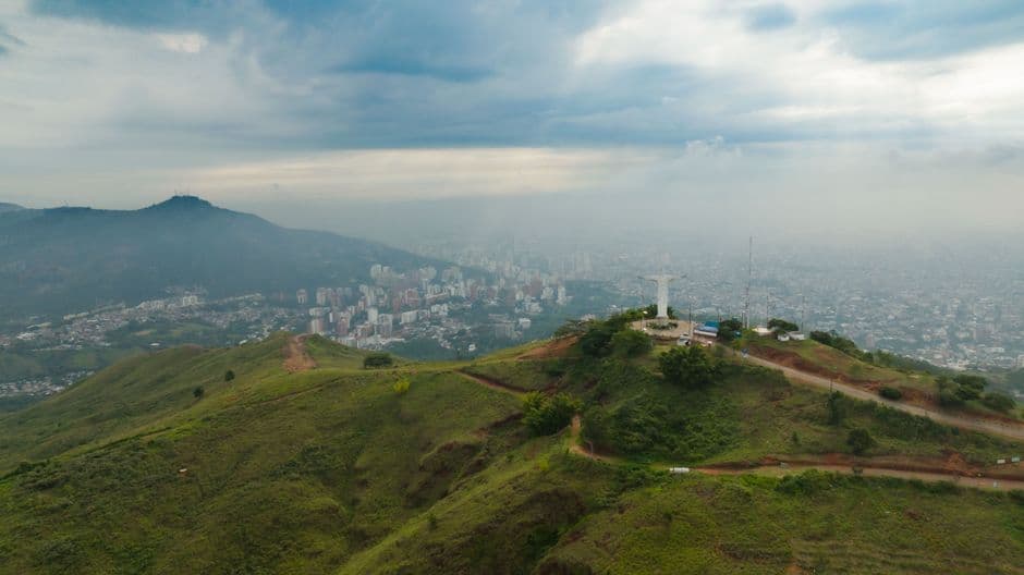 Cielo nublado sobre una estatua en lo alto de un cerro, en el chat de Valle del Guamuez