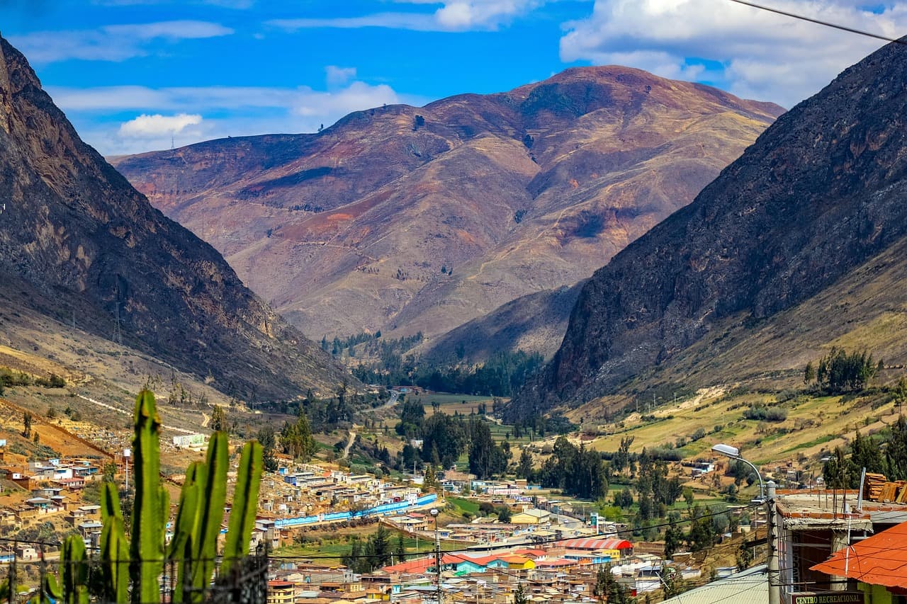 Paisaje de colinas junto a un santuario, en el chat de Tarma