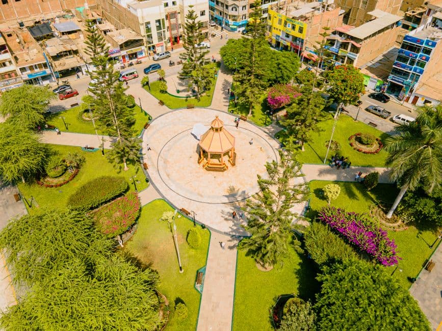 Templete en un parque de la ciudad, en el chat de Juanjuí