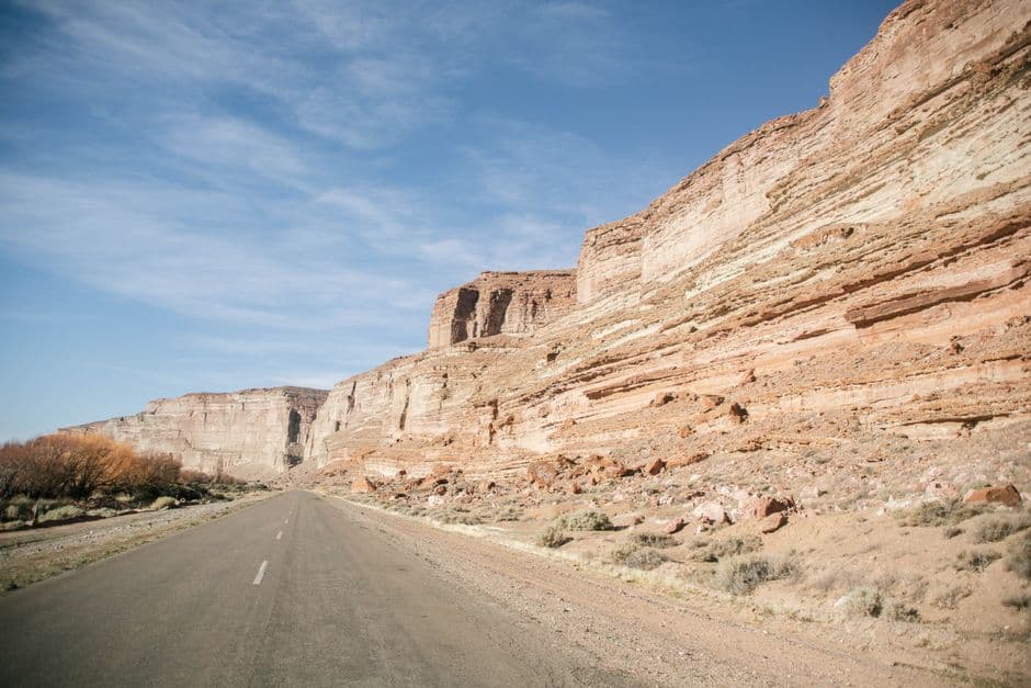Carretera que cruza una zona árida, en el chat de Paso de los Libres