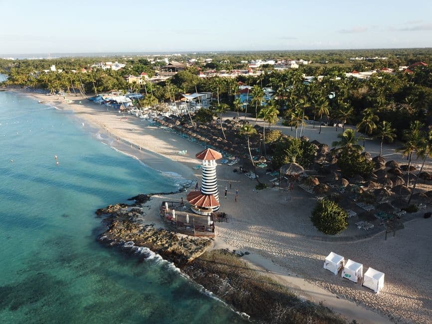 Vista con dron de un faro junto a la playa, en el chat de Neiba