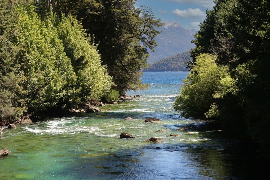 Río tranquilo entre un paisaje de montaña, en el chat de Río Tercero