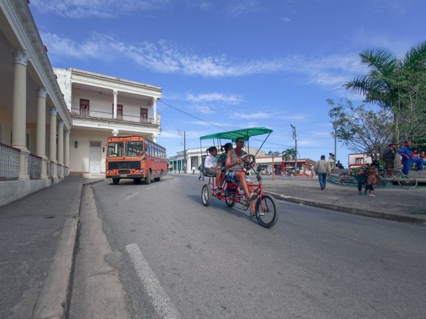 Personas en triciclo sobre carretera de hormigón, en el chat de Santa Clara