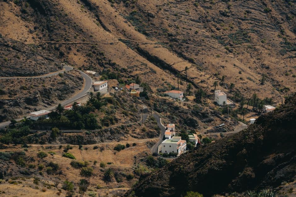 Carretera de curvas entre montañas junto al mar, en el chat de La Gomera