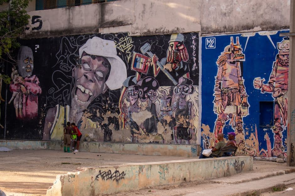Arte callejero de colores vivos en un callejón, en el chat de Sagua la Grande