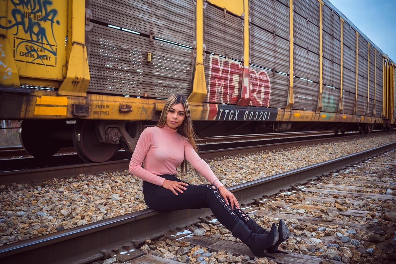 Vía del tren atravesando el paisaje, en el chat de Laredo