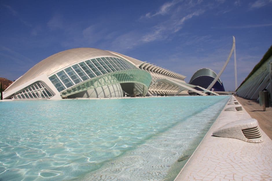Panorámica de una ciudad costera, en la sala de chat de Valencia