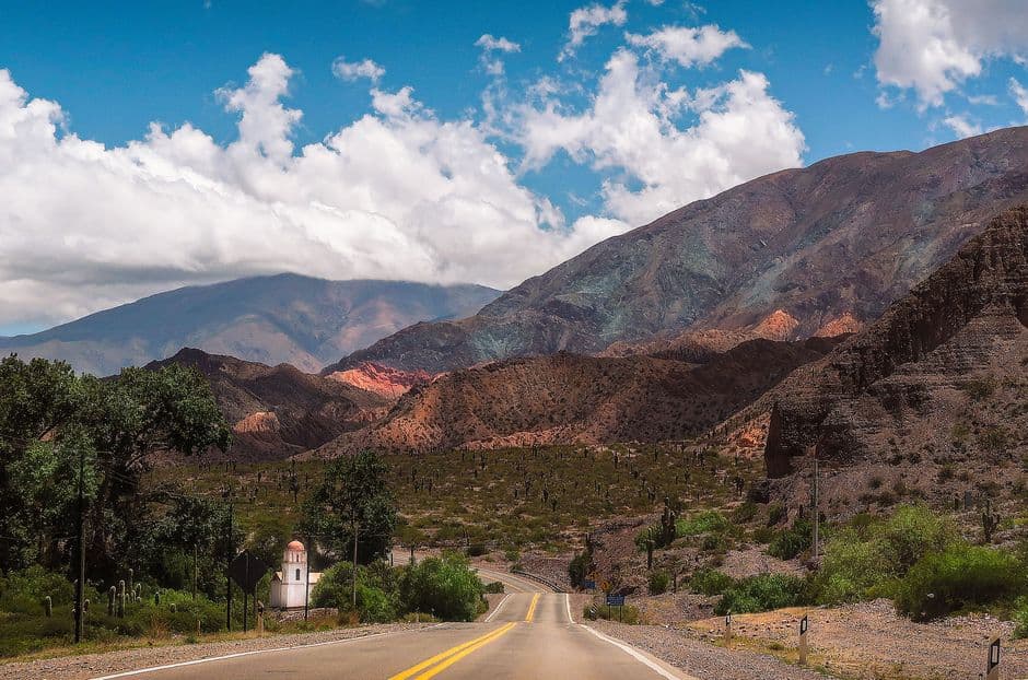 Carretera de hormigón vacía junto a la montaña, en el chat de Chacabuco