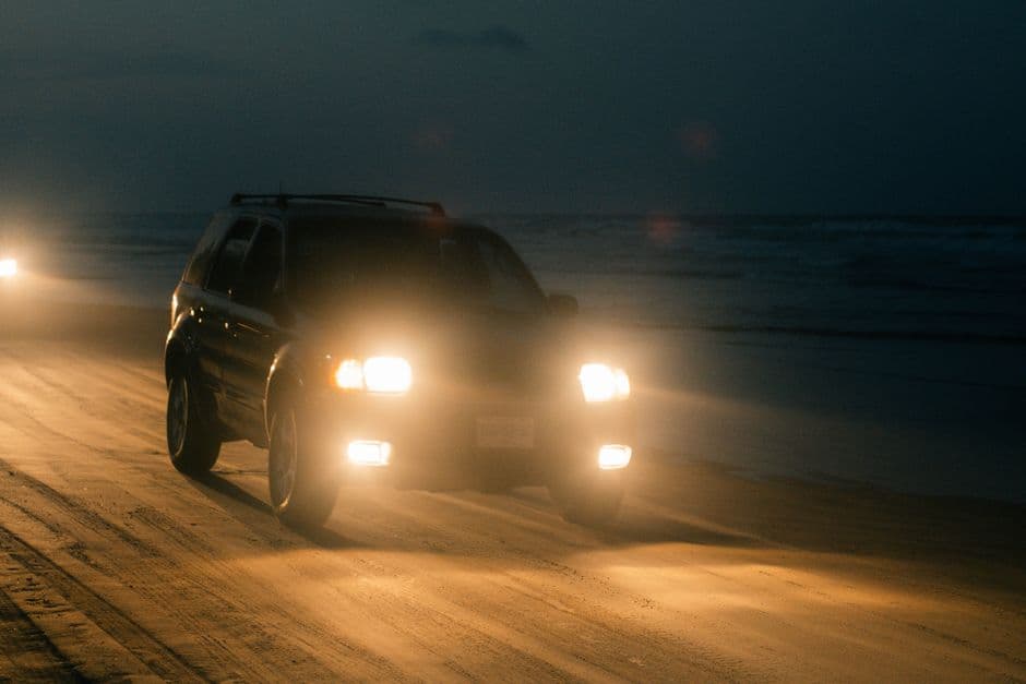 Coche negro avanzando por la arena de la playa de noche, en el chat de Valmore Rodríguez