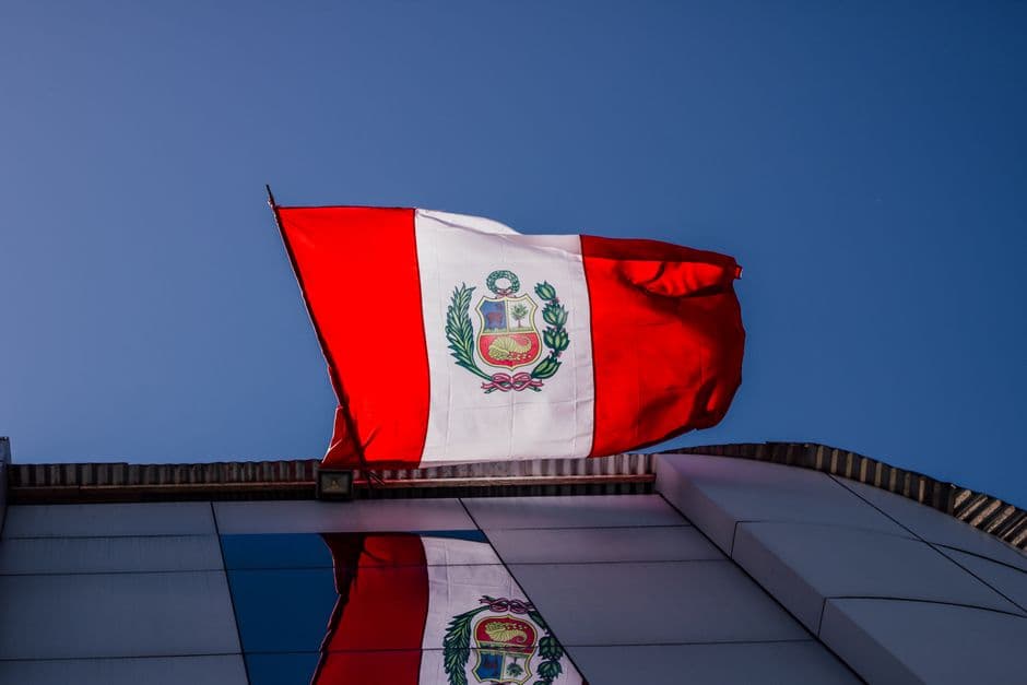 Cielo despejado sobre una bandera peruana, en el chat de Chepén
