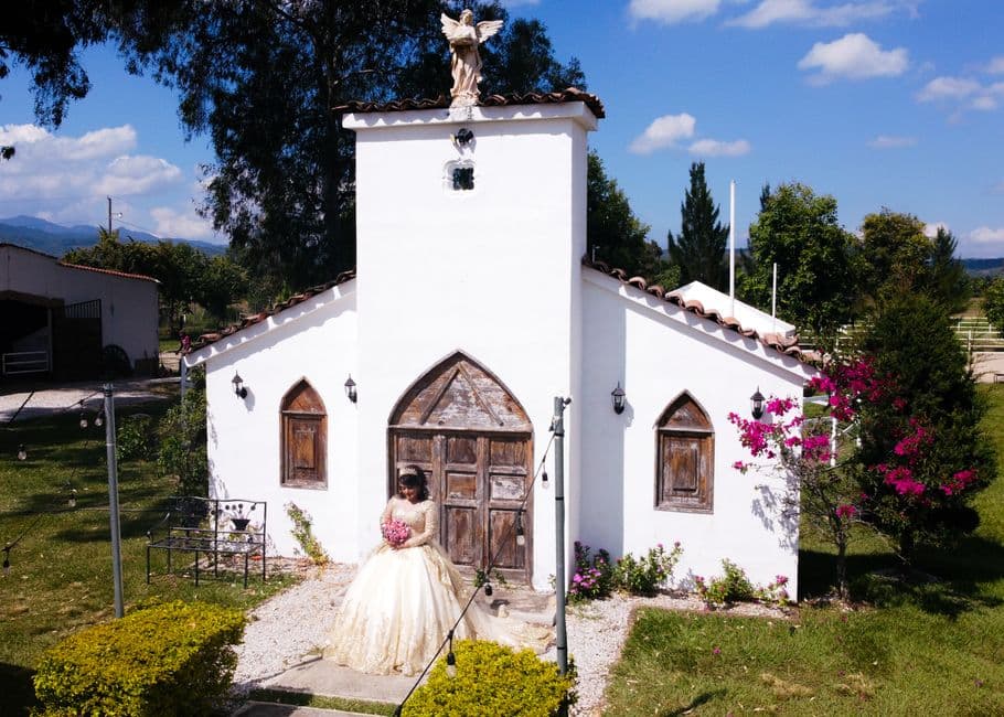 Novia frente a una capilla, en el chat de San Miguel Ixtahuacán