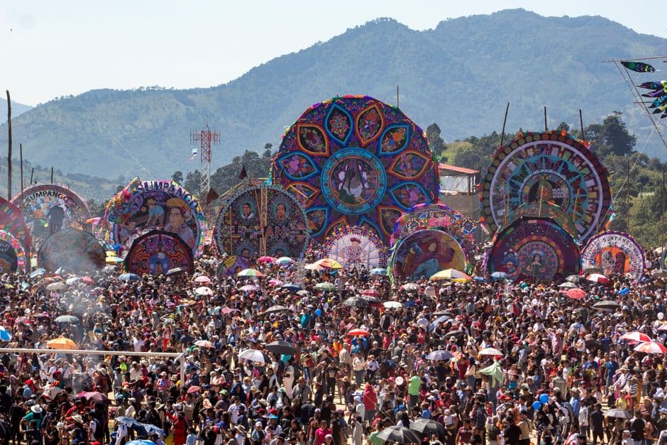 Multitud reunida en una fiesta, en el chat de El Tumbador