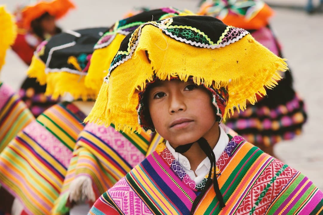 Niño con traje colorido desenfocado parcialmente, sonriendo, en el chat de Mi Perú