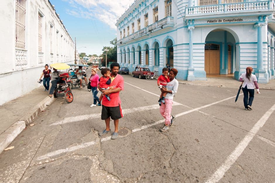 Personas caminando por una calle soleada, en el chat de Bayamo