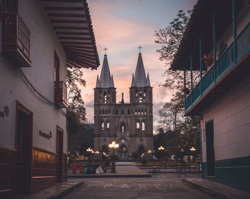 Catedral gótica al atardecer sobre calle urbana, en la sala de chat de San Onofre