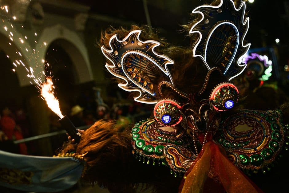Máscara de carnaval de colores vivos de noche, en el chat de Vinto