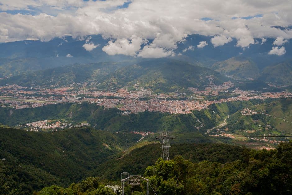 Vista de la ciudad desde lo alto de una montaña, en el chat de Ureña