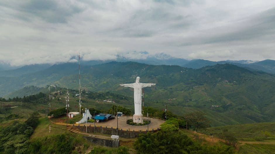 Estatua de un Cristo con los brazos abiertos sobre un cerro, en el chat de El Bagre