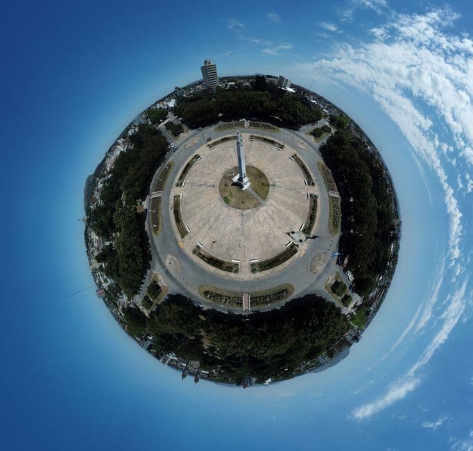 Vista con ojo de pez de un monumento bajo un cielo azul, en el chat de Balcarce