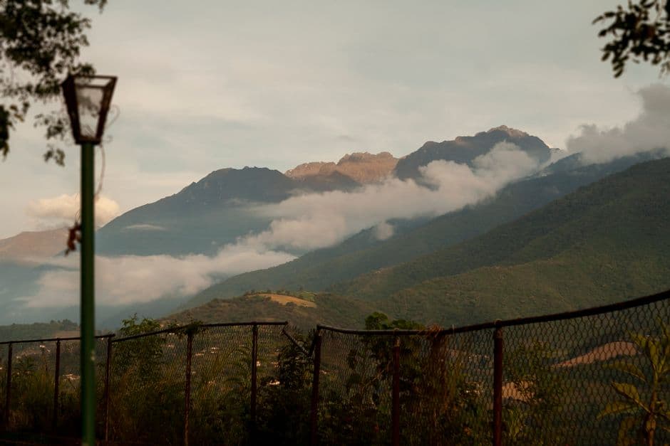 Montañas cubiertas de nubes, en el chat de Carrizal