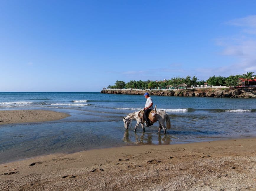Hombre montando a caballo por la orilla de la playa, en el chat de Yaguate