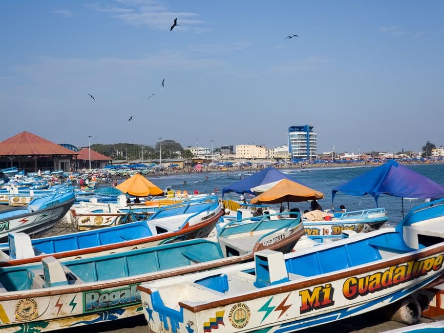 Barcas de pesca de colores en el puerto de una ciudad costera, en el chat de Santa Ana