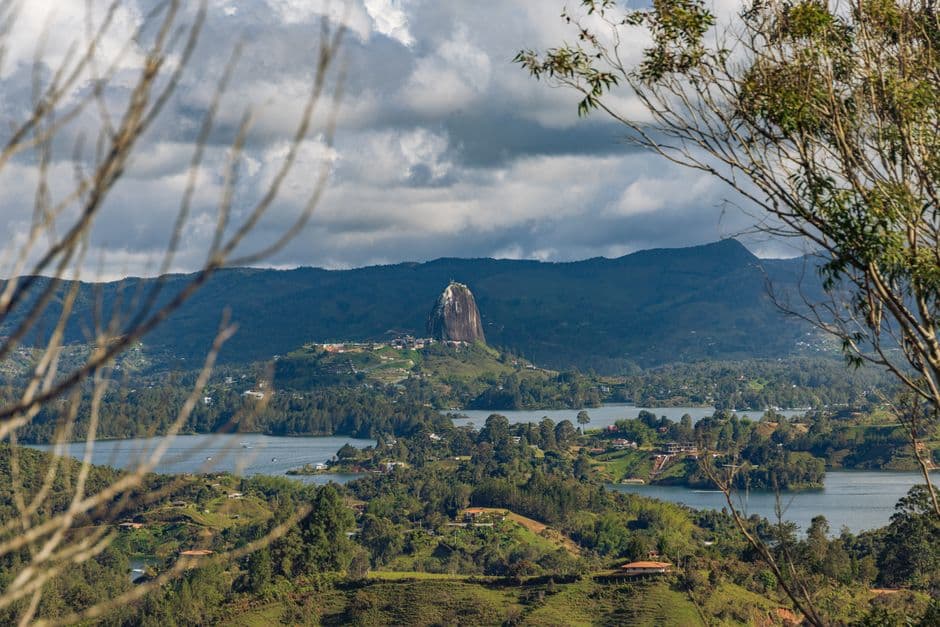 Vista panorámica de lagos entre colinas, en el chat de Guarne