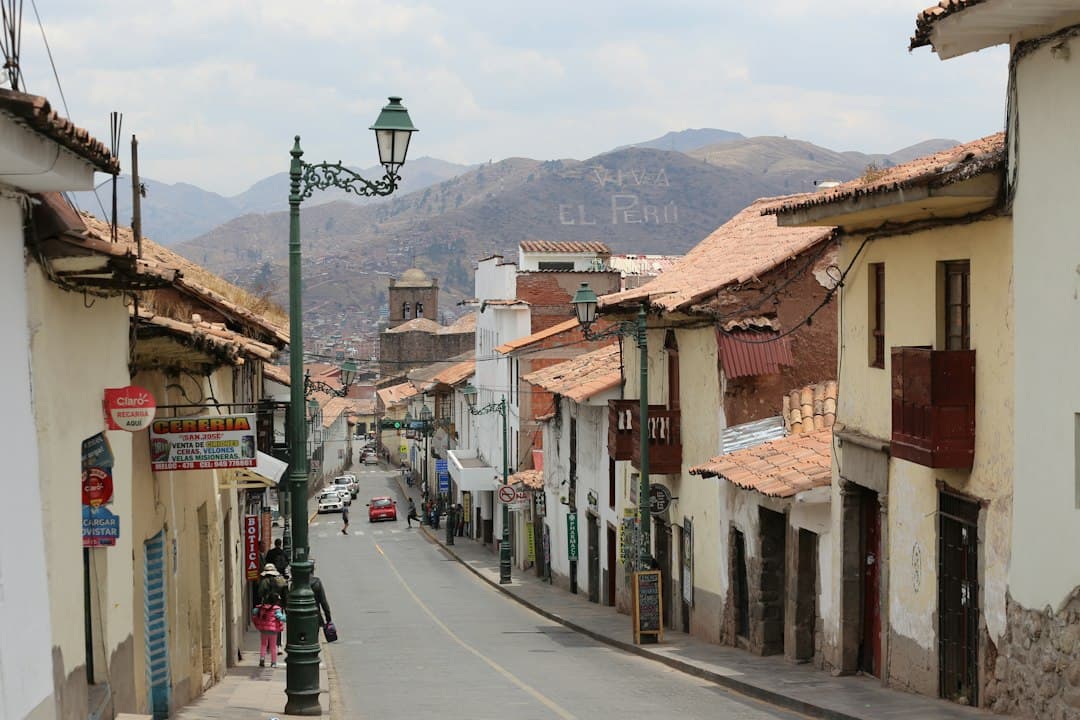 Calle con edificios a ambos lados, en el chat de Ilave